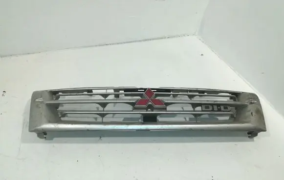 Mitsubishi Pajero Front bumper upper radiator grill 38708182