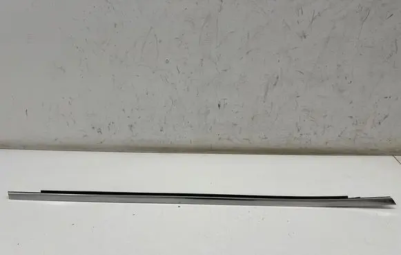 Nissan Qashqai J12 Front door glass trim molding 