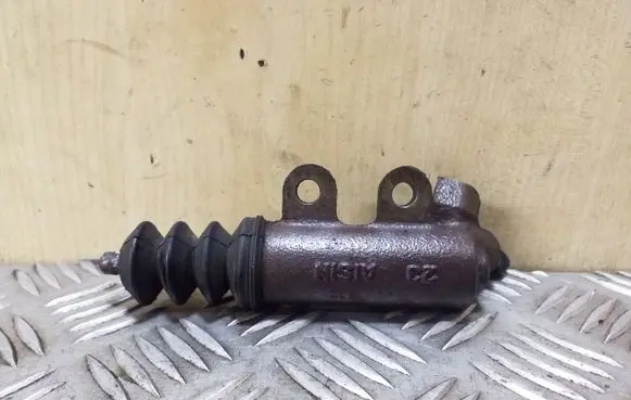 Toyota Avensis T270 Clutch slave cylinder 