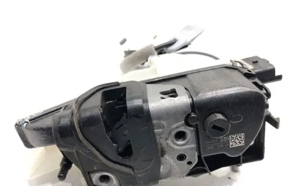 Peugeot 3008 II Front door lock 104235