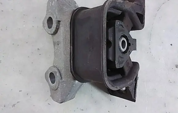 Opel Tigra B Engine mount bracket