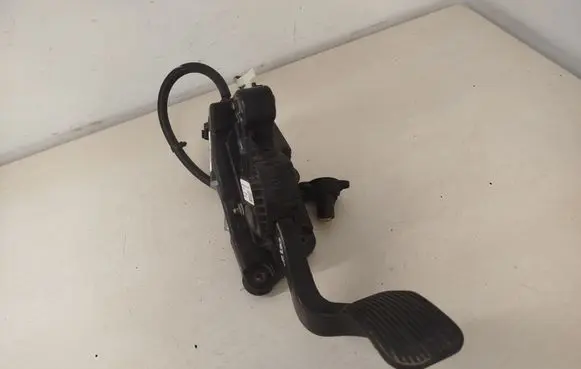 Accelerator throttle pedal