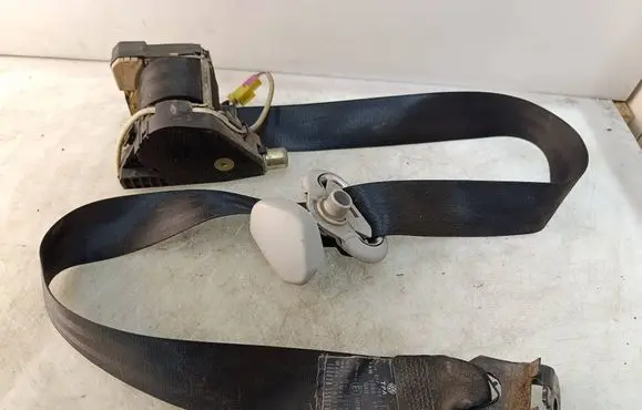 Volkswagen Golf IV Front seatbelt 1J4857706