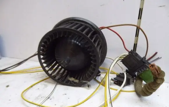 Volkswagen Golf III Heater fan/blower 1H1819021