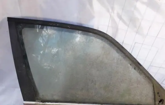 BMW 5 E34 Front door window glass four-door