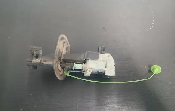 Volvo V70 Fuel tank cap lock 86113136