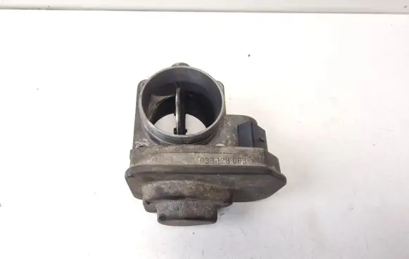 Volkswagen Golf V Throttle valve 038128063J