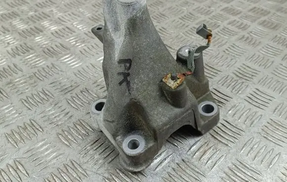 Jeep Grand Cherokee WL Engine mounting bracket