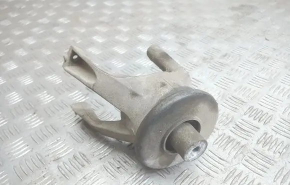Volkswagen Transporter - Caravelle T5 Engine mount bracket