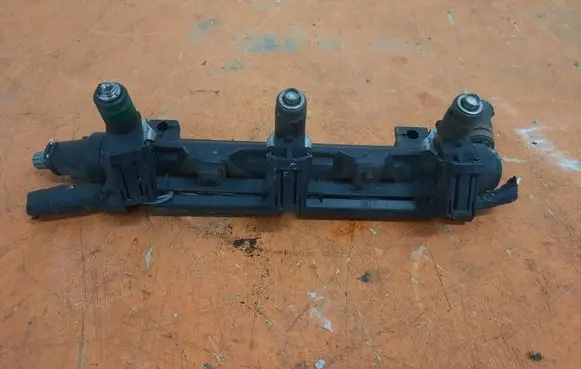 Seat Ibiza III (6L) Fuel distributor 03E971824