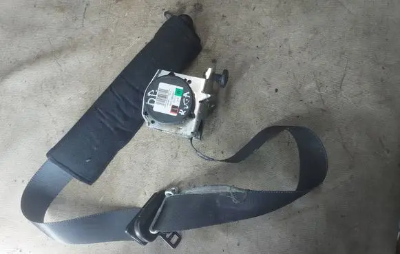 Ford Kuga I Front seatbelt 610116500B