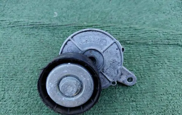 Skoda Karoq Generator/alternator belt tensioner 04L903315B