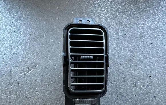 Nissan Patrol Y61 Dash center air vent grill 68760VB000
