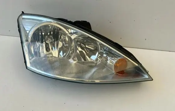Ford Focus Headlight/headlamp 2M5113W029BE