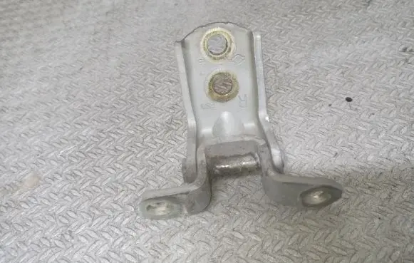Nissan Note (E11) Front door upper hinge