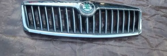 Skoda Octavia Mk2 (1Z) Front bumper upper radiator grill 1ZD853688B