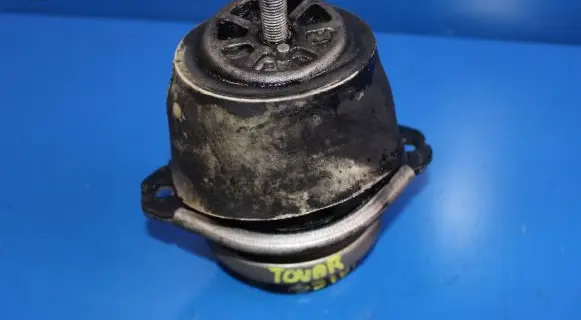 Volkswagen Touareg I Engine mount bracket