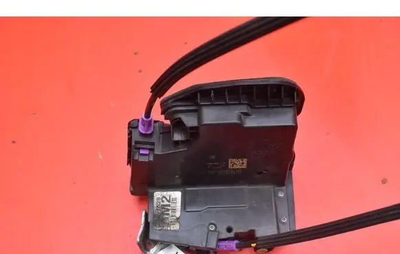Opel Insignia A Front door lock 