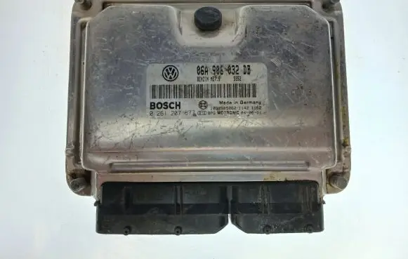 Volkswagen Transporter - Caravelle T5 Engine control unit/module 06A906032DB 0261207677 1039S05062