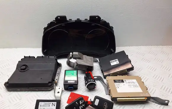Toyota Avensis T270 Engine ECU kit and lock set 8380005K20 8966105D50 MB2759000201