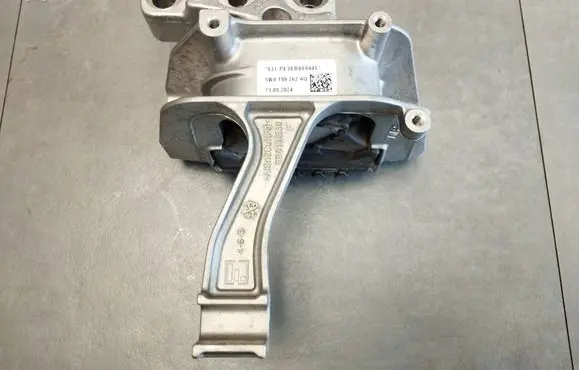 Volkswagen Tiguan Engine mounting bracket 5WA199262AQ