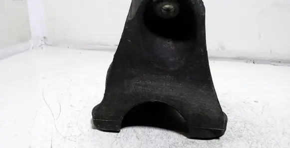 Volkswagen Touareg I Engine mounting bracket 7L6199307 7L6199307A