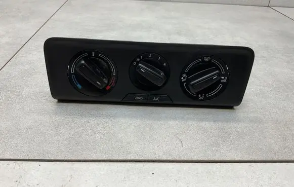 Skoda Fabia Mk3 (NJ) Climate control unit 6V0820045A