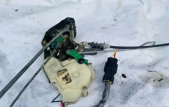 KIA Sorento Front door lock