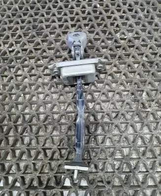 Nissan Qashqai Front door check strap stopper