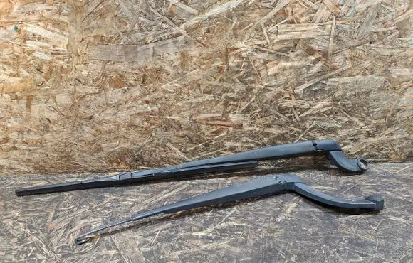 Land Rover Discovery 4 - LR4 Front wiper blade arm 89813686 89813685