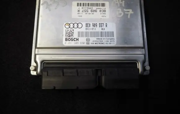 Audi A4 S4 B7 8E 8H Engine control unit/module 8E0909557R