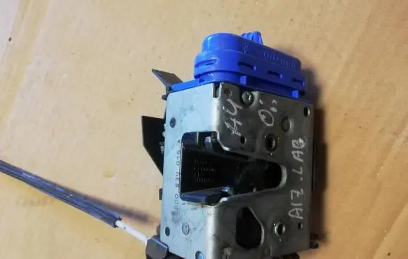 Audi A4 S4 B5 8D Rear door lock 8D0839016A