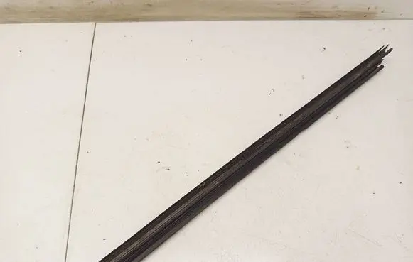Mercedes-Benz E W211 Front door glass trim molding A217250165