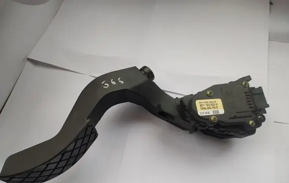 Volkswagen PASSAT B5.5 Accelerator throttle pedal 8D1723523H 6PV00802606