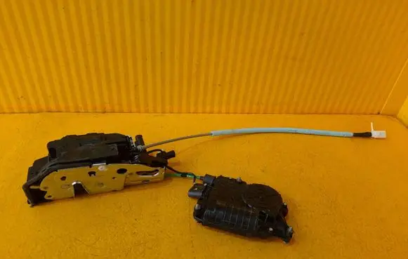 BMW 7 F01 F02 F03 F04 Front door soft close latching motor 8499871