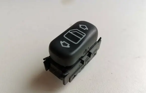 Mercedes-Benz E W210 Electric window control switch 03100550 2108208210