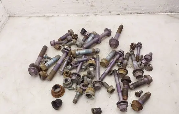 Toyota RAV 4 (XA50) Nuts/bolts