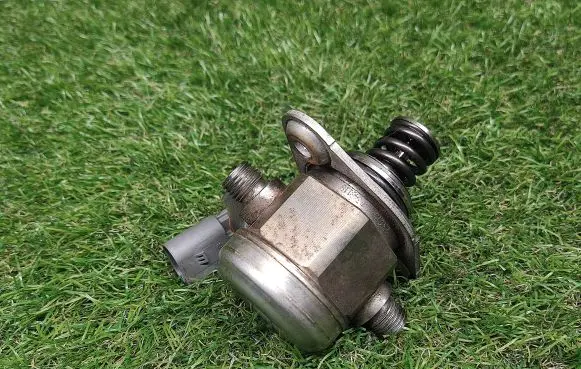 BMW 3 F30 F35 F31 Fuel injection high pressure pump 7610761 13517610761