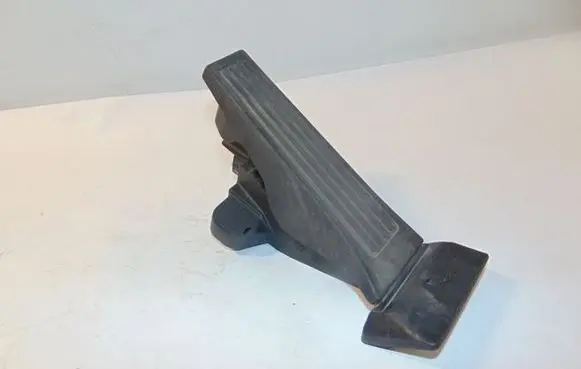 Accelerator throttle pedal