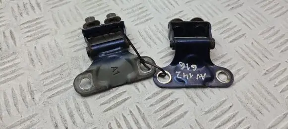 Toyota Avensis T250 Tailgate/trunk/boot hinge 6881005020