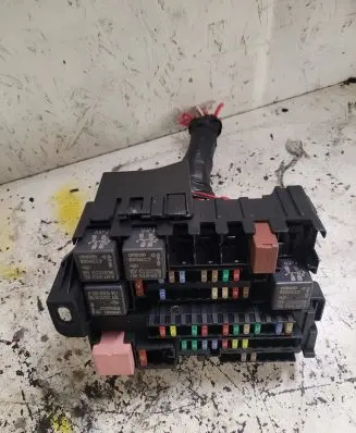 Renault Latitude (L70) Fuse module 240142135R