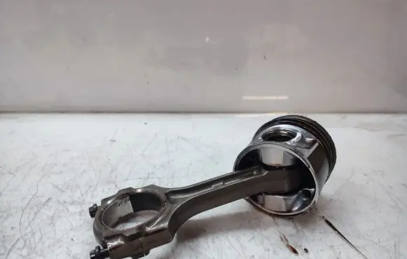 Honda Civic IX Piston with connecting rod