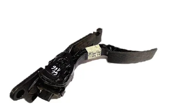 Accelerator throttle pedal