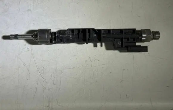 BMW M5 F90 Fuel injector 7852362