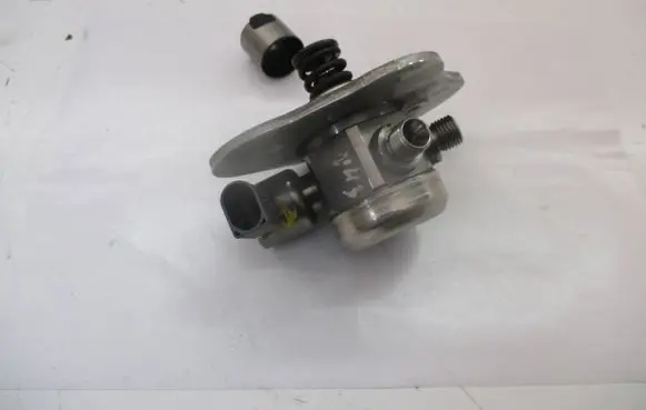 BMW 3 E90 E91 Fuel injection high pressure pump 7562473 0261520142 N43B20AY
