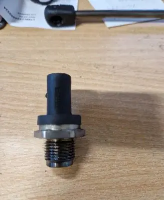 BMW 5 F10 F11 Fuel pressure sensor 0281002988