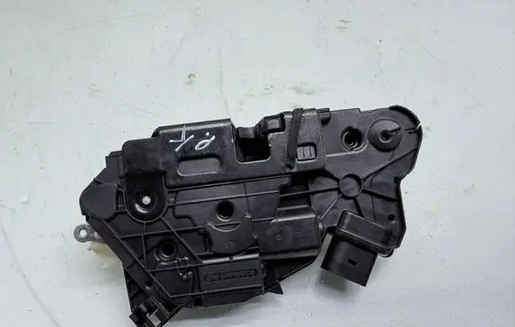 Volkswagen Tiguan Front door lock 5N1837015C