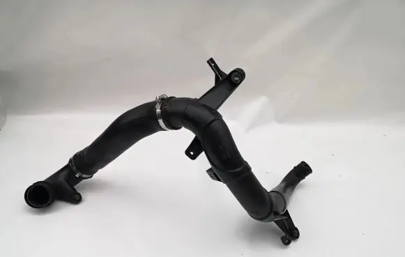 Volkswagen PASSAT B8 Engine coolant pipe/hose