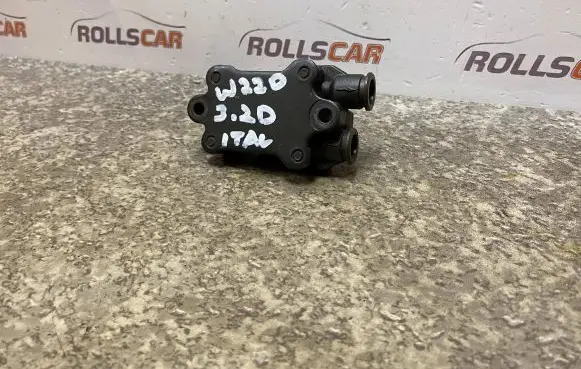 Mercedes-Benz S W220 Fuel injection high pressure pump A6110900350