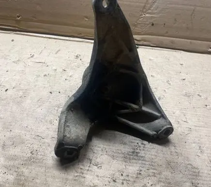 BMW 5 E39 Engine mounting bracket 1096080